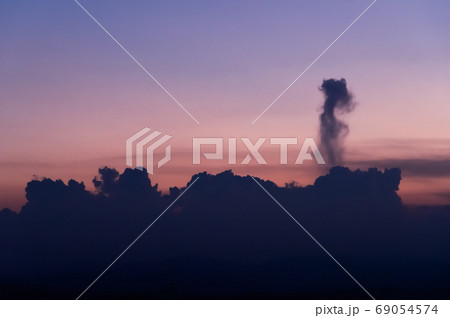 晩夏の日暮れ時 西の空に湧き上がる積乱雲のシルエット a-5 パープル 晩夏の日暮れ時 西の空に湧き上がる積乱雲のシルエット a-5 パープル 69054574