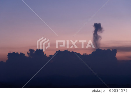 晩夏の日暮れ時 西の空に湧き上がる積乱雲のシルエット a-6 パープル ソフトイメージ 晩夏の日暮れ時 西の空に湧き上がる積乱雲のシルエット a-6 パープル ソフトイメージ 69054575