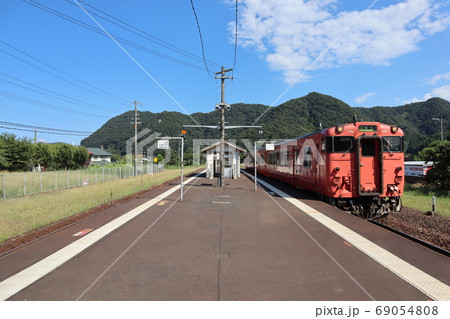夏空の下、駅に到着する列車 夏空の下、駅に到着する列車 69054808
