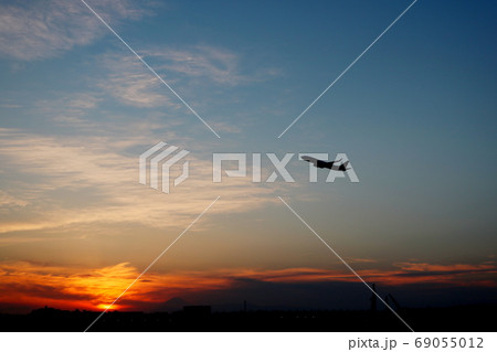夕暮れに飛び立つ旅客機 夕暮れに飛び立つ旅客機 69055012