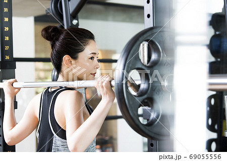 スポーツジム　女性　トレーニング　 69055556
