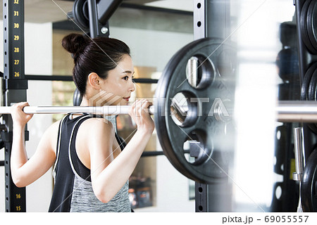 スポーツジム　女性　トレーニング　 69055557