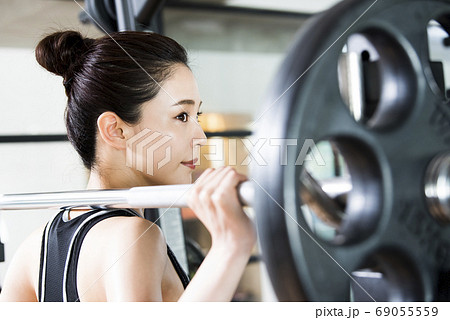 スポーツジム　女性　トレーニング　 69055559