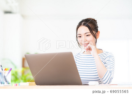 リビングでテレワーク中の若い女性 69055565