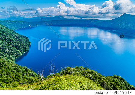 北海道弟子屈町　摩周湖（第三展望台から望む摩周ブルーの湖面） 69055647