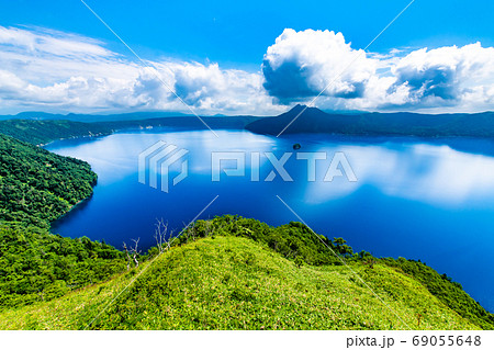北海道弟子屈町　摩周湖（第三展望台から望む摩周ブルーの湖面） 69055648