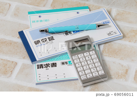 ビジネス、請求書、書類、請求、経理、事務、事務用品、オフィス、領収書、計算、計算機、ボールペン ビジネス、請求書、書類、請求、経理、事務、事務用品、オフィス、領収書、計算、計算機、ボールペン 69056011