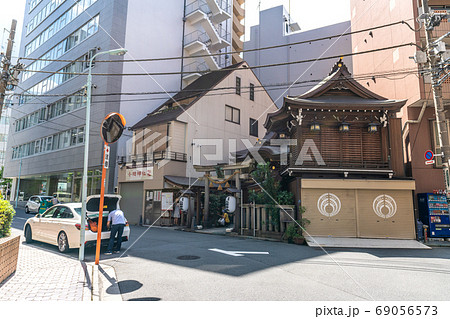 日本の東京都市景観　強運厄除け・銭洗い弁天として人気急上昇中の「小網神社」。参拝客らの路上駐車も 69056573