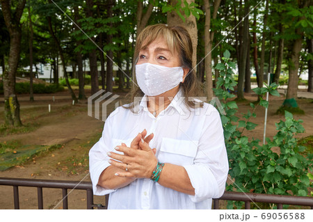 主治医と患者 かかりつけのお医者さんとシニアの女性 主治医と患者 かかりつけのお医者さんとシニアの女性 69056588