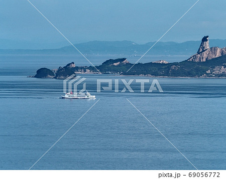 万葉岬から見る家島諸島男鹿島沖を航行する小豆島フェリー 69056772