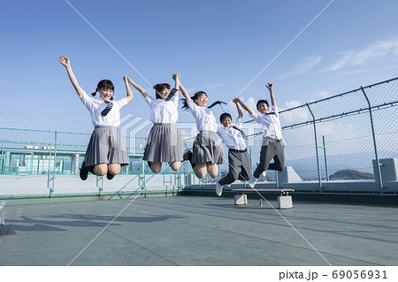 屋上の中学生 69056931