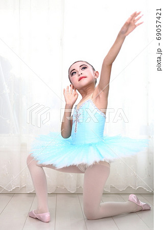 ポーズを決める女の子 ポーズを決める女の子 69057421