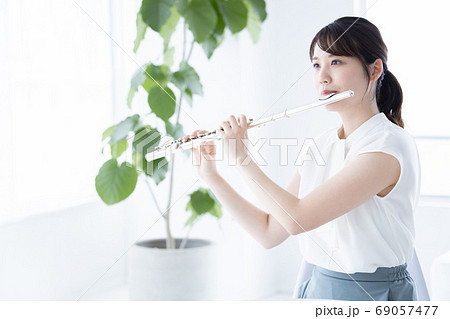 フルートを吹く若い女性 フルートを吹く若い女性 69057477
