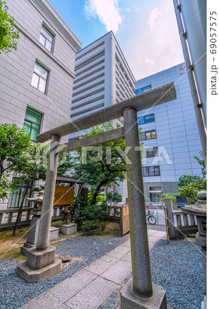 日本の東京都市景観　東証（画面奥）近くにある兜神社。証券界の守り神・商業の神様 69057575