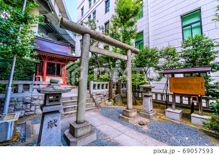 日本の東京都市景観　東証近くにある兜神社。証券界の守り神・商業の神様 69057593