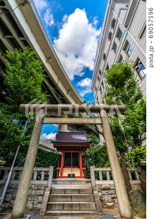 日本の東京都市景観　東証近くにある兜神社。証券界の守り神・商業の神様 69057596