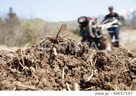 コンバインで畑を耕す 69057597