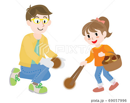 栗拾いをする親子 栗拾いをする親子 69057996