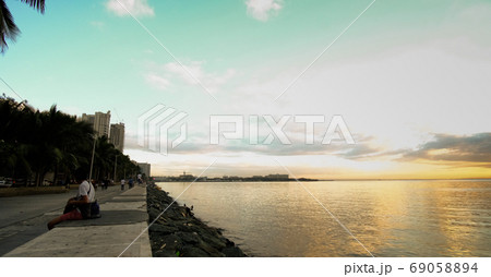 夕暮れ 景色 海岸 69058894