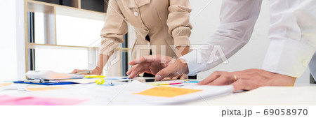 business people planning startup project placing business people planning startup project placing 69058970