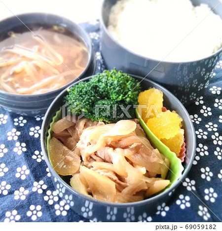 生姜焼きともやしの味噌汁の手作り弁当 69059182