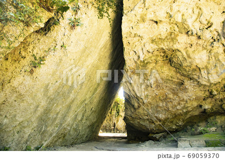 斎場御嶽　三庫理へ続く三角岩 69059370