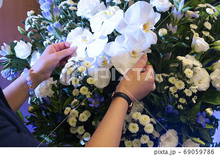 生花の手直しをする花屋 生花の手直しをする花屋 69059786