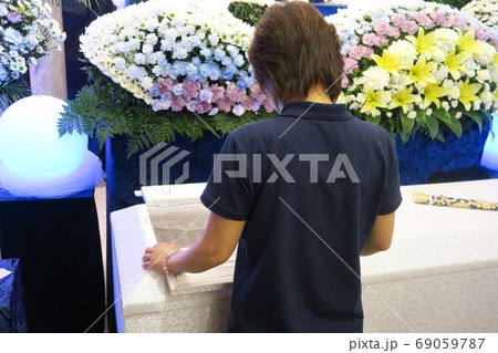 故人と対面する女性の写真素材