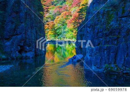 国の特別名勝三段峡の秋景色 紅葉の黒淵の渡船 国の特別名勝三段峡の秋景色 紅葉の黒淵の渡船 69059978