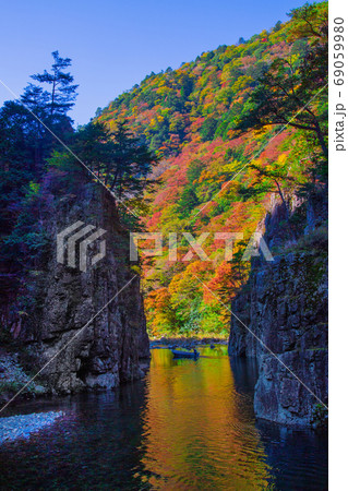 国の特別名勝三段峡の秋景色 紅葉の黒淵の渡船の写真素材