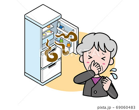 臭いが強い冷蔵室に困っているおばあさん 69060483