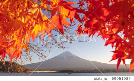 山梨県 河口湖 富士山 紅葉 額縁 山梨県 河口湖 富士山 紅葉 額縁 69061087