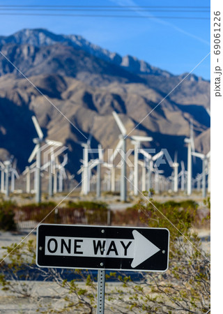 アメリカの道路標識 【ONE WAY】【一方通行】の写真素材 [69061226] - PIXTA