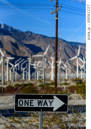 アメリカの道路標識 【ONE WAY】【一方通行】の写真素材 [69061227] - PIXTA