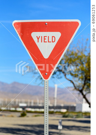 アメリカの道路標識 【YIELD】【ゆずれ】の写真素材 [69061253] - PIXTA