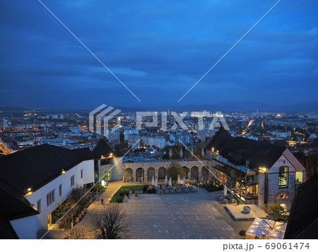 夜のリュブリャナ城内 69061474
