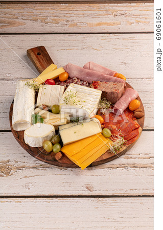 Assortment of cheese and cold meats 69061601