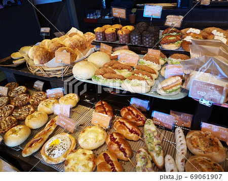 パン屋の店頭 69061907
