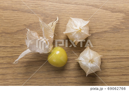 食べるほおずき の写真素材