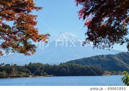紅葉と富士山 69062893