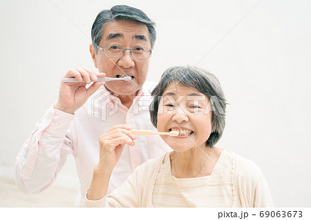 高齢夫婦の歯磨きシーン 69063673