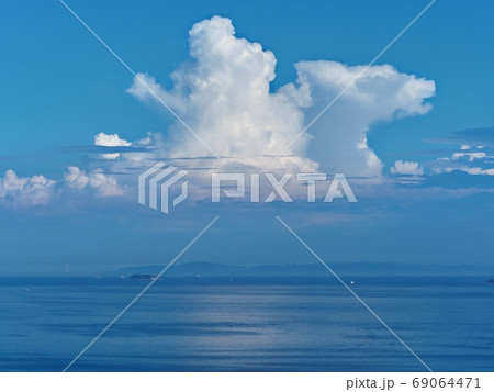 万葉岬から見る夏の播磨灘の眺望 万葉岬から見る夏の播磨灘の眺望 69064471