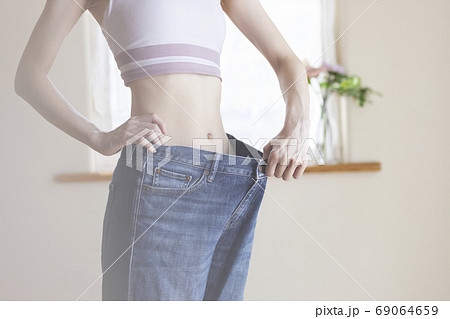 ダイエットに成功した女性 ダイエットに成功した女性 69064659
