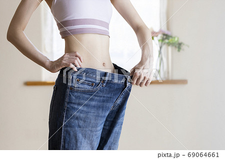 ダイエットに成功した女性 ダイエットに成功した女性 69064661