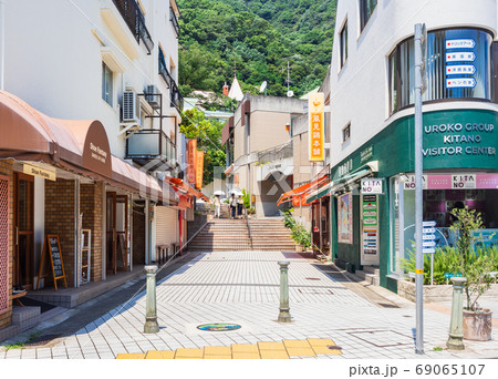 神戸　北野町　風見鶏の館に続く坂道 69065107