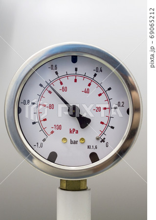 Pressure gauge range 0-25 Bar on white wall 69065212