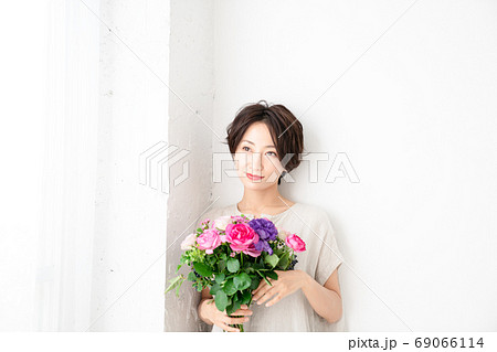 女性のビューティーシリーズ 69066114