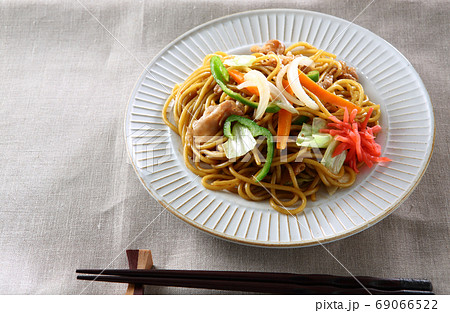 皿盛りした焼きそば 皿盛りした焼きそば 69066522