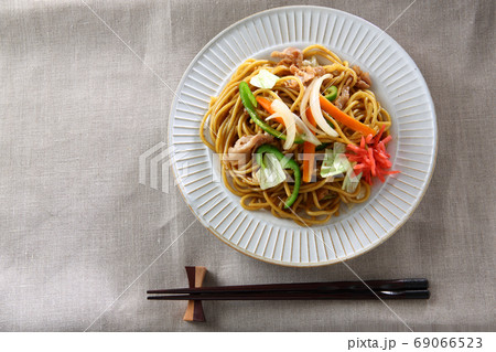 皿盛りした焼きそば 皿盛りした焼きそば 69066523