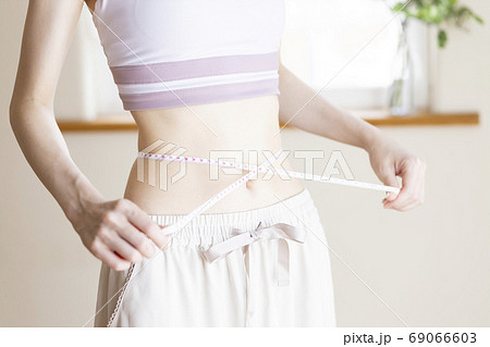 ウエストを測る女性 ウエストを測る女性 69066603